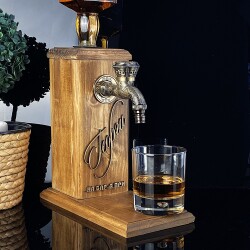 Дървен диспенсър за алкохол На бара при...