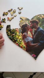 Дървен пъзел сърце по Ваша снимка с фигурни части  + подарък дървена кутия
