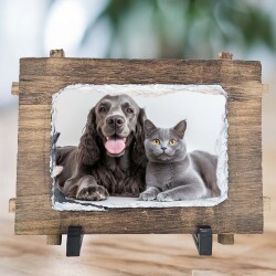 Снимка върху каменна плоча с дървена основа