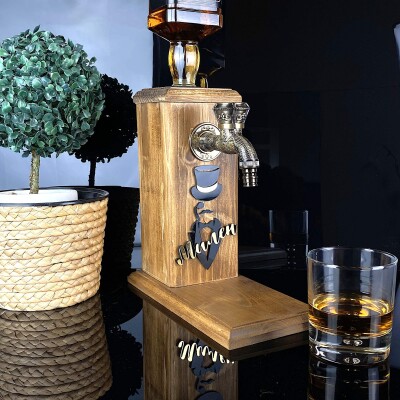 Дървен диспенсър за алкохол с Джентълмен Дървен диспенсър за алкохол с Джентълмен