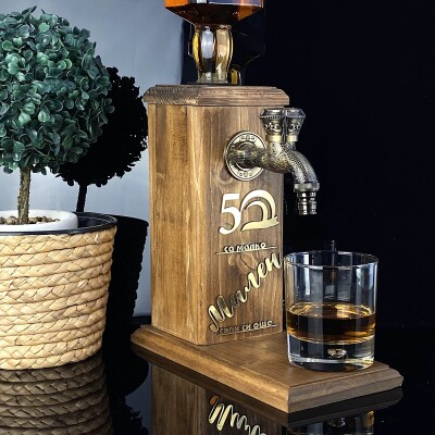 Дървен диспенсър за алкохол със златен надпис Дървен диспенсър за алкохол със златен надпис