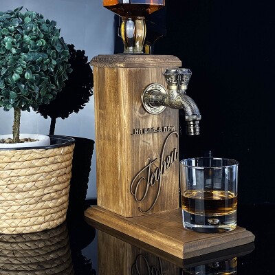 Дървен диспенсър за алкохол На бара при... Дървен диспенсър за алкохол На бара при...