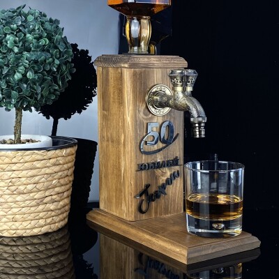 Дървен диспенсър за алкохол за Юбилей Дървен диспенсър за алкохол за Юбилей
