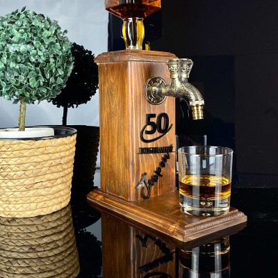 Дървен диспенсър за алкохол за Юбилей Дървен диспенсър за алкохол за Юбилей