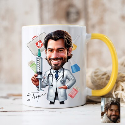 Чаша с карикатура на мъж - лекар със спринцовка (доктор) Чаша с карикатура на мъж - лекар със спринцовка (доктор)