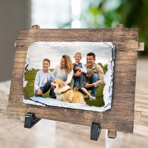 Снимка върху каменна плоча с дървена основа