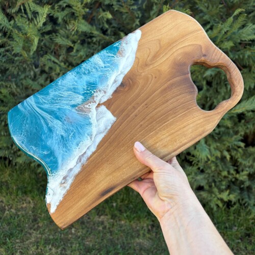 Дървена дъска от орех с епоксидна смола – за рязане и сервиране 010