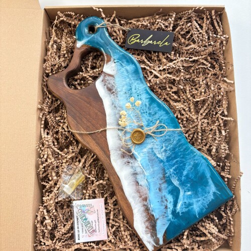 Дървена дъска от орех с епоксидна смола – за рязане и сервиране 016